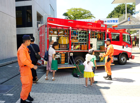 東京消防庁八王子消防署の協力で防災車両